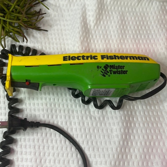 Mister Twister 120V Electric Knife (Green/Yellow) - Picture 3 of 5